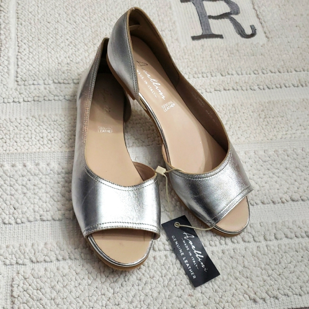 AVELLINI SILVER FLAT SANDAL SIZE 38/7 .5